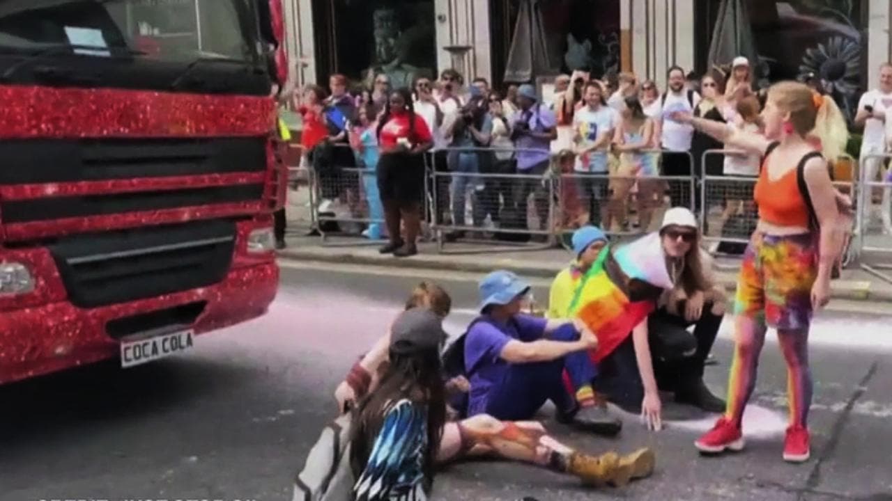 Clima, blitz degli attivisti di Just Stop Oil al Pride di Londra