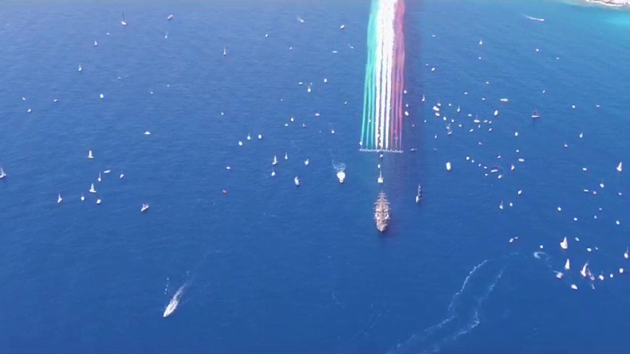 L'Amerigo Vespucci parte per il giro del mondo: il saluto delle Frecce tricolore