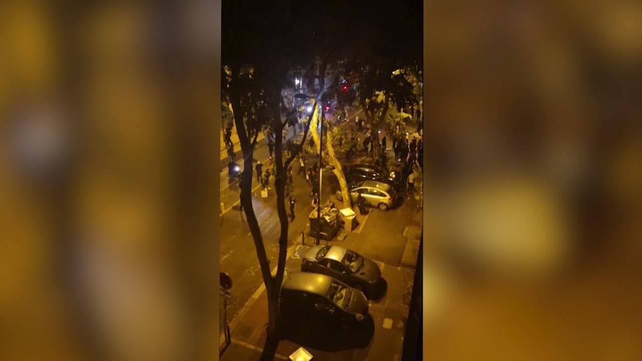 Francia, manifestanti lanciano fuochi d'artificio durante le proteste a Marsiglia