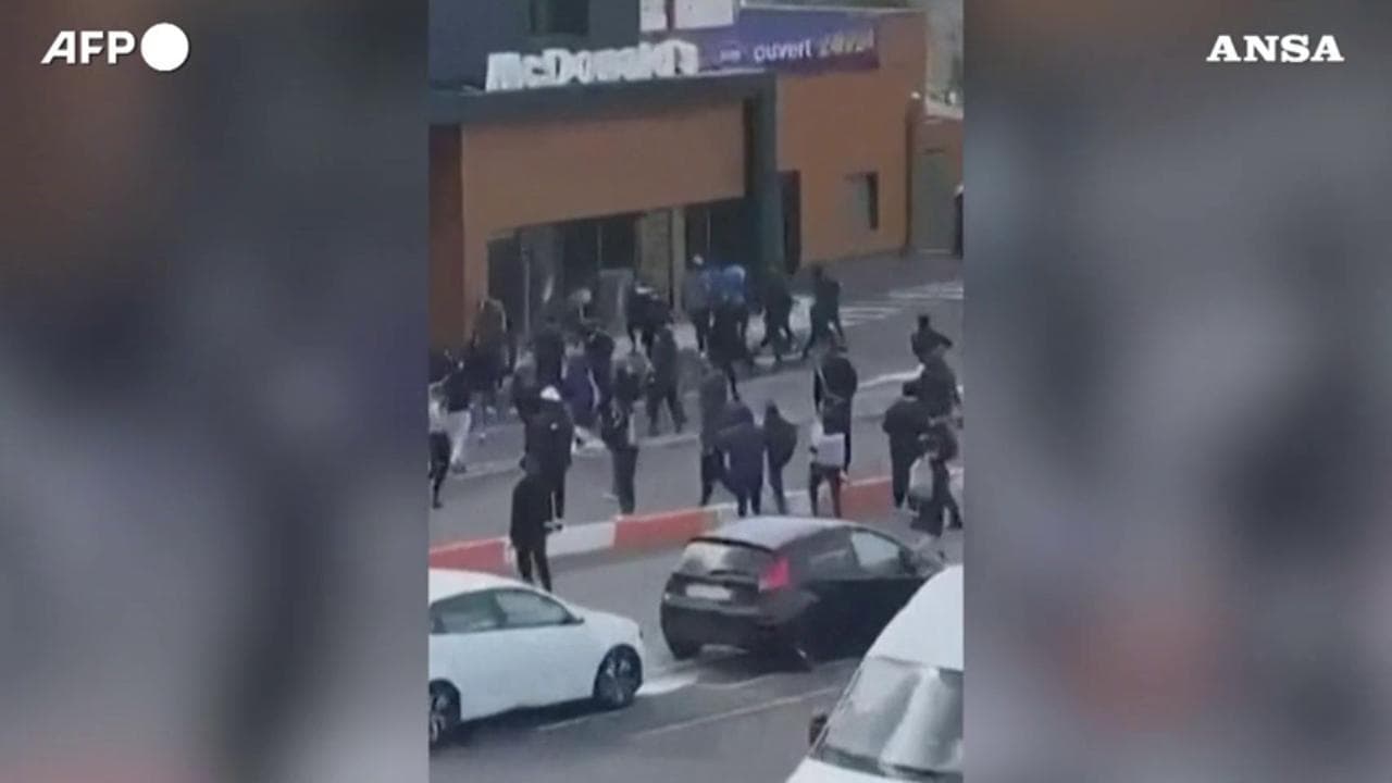 Francia, l'assalto al McDonald's nella banlieue parigina, poi la fuga all'arrivo della polizia