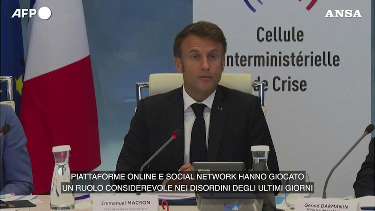 Francia, Macron: "Tenete i figli a casa. Anche social e videogiochi responsabili dei disordini"