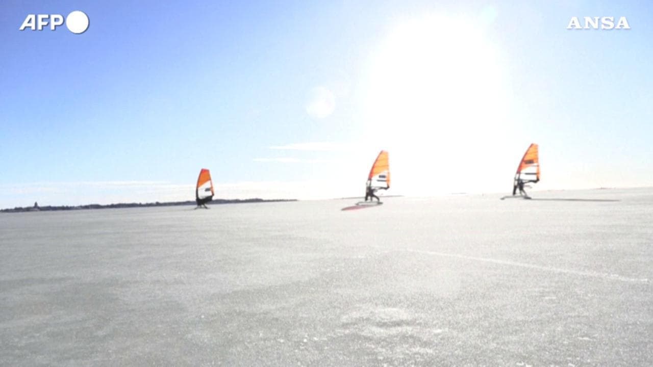 Finlandia, gli appassionati del windsurf non temono il freddo: ecco come sfrecciano sul mare ghiacciato
