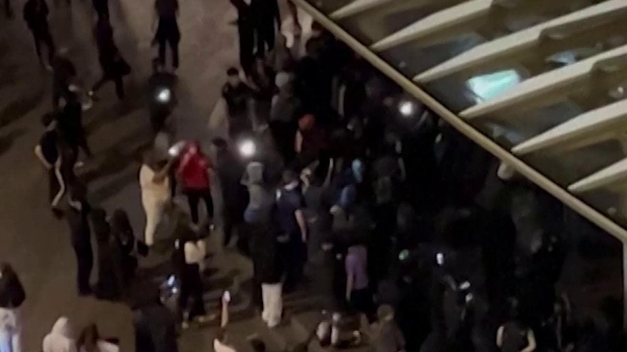 Parigi, l'assalto a un negozio della Nike. Il video prima e dopo la razzia: la furia non si placa