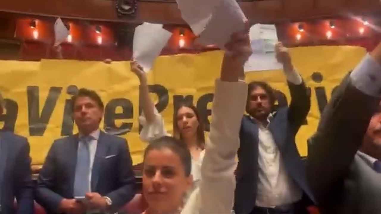 Bollette, buste paga e rate del mutuo sventolate e consegnate al governo: la protesta 5S alla Camera