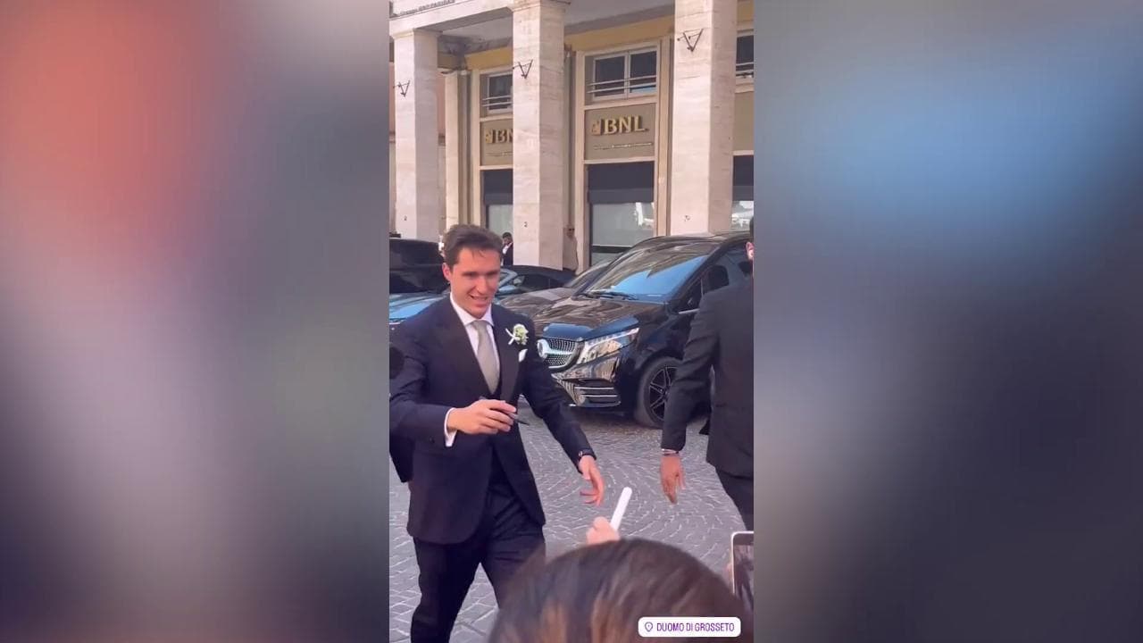 Federico Chiesa, il simpatico fuoriprogramma con i fan mentre si va a sposare