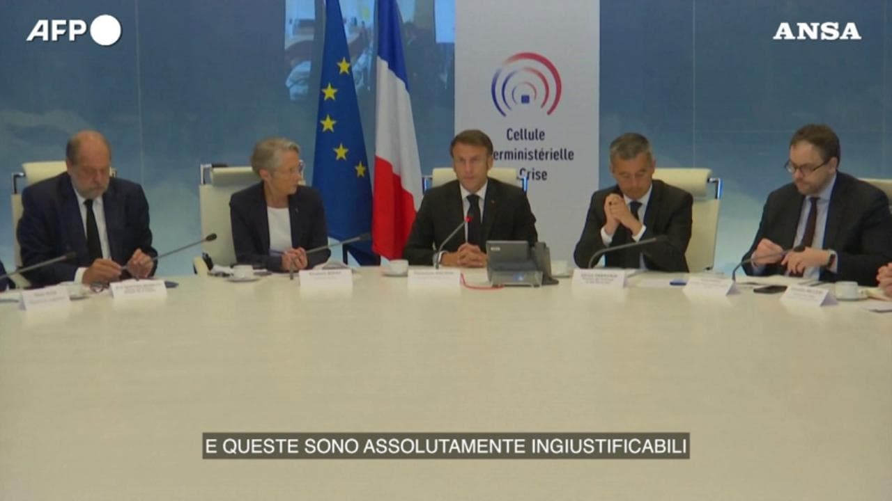 Francia, Macron denuncia: "Violenze e attacchi alle istituzioni ingiustificabili"