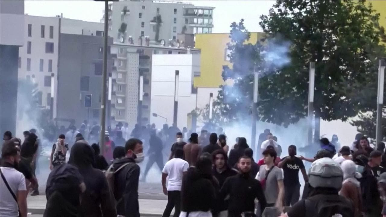 Nanterre, tensioni durante la marcia bianca per Nahel: la polizia spara lacrimogeni contro i manifestanti