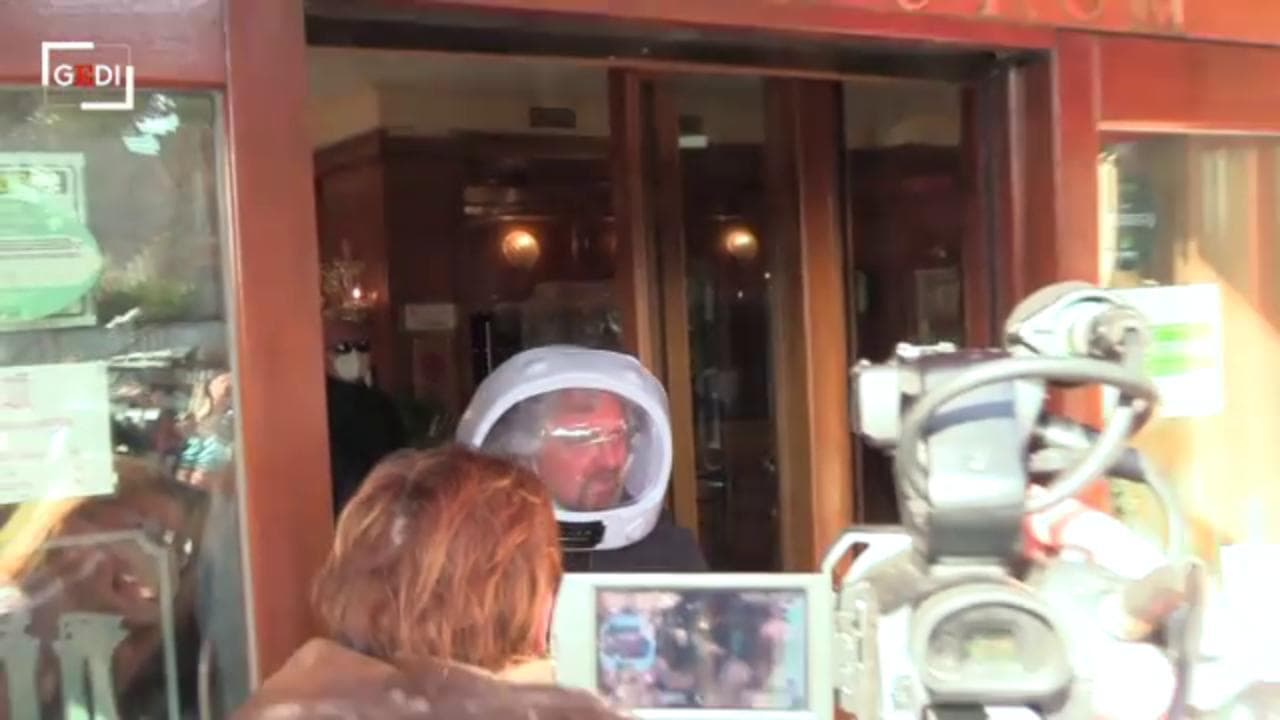 Vertice M5S sul futuro del Movimento, c'è Conte e c'è Grillo con un casco da astronauta