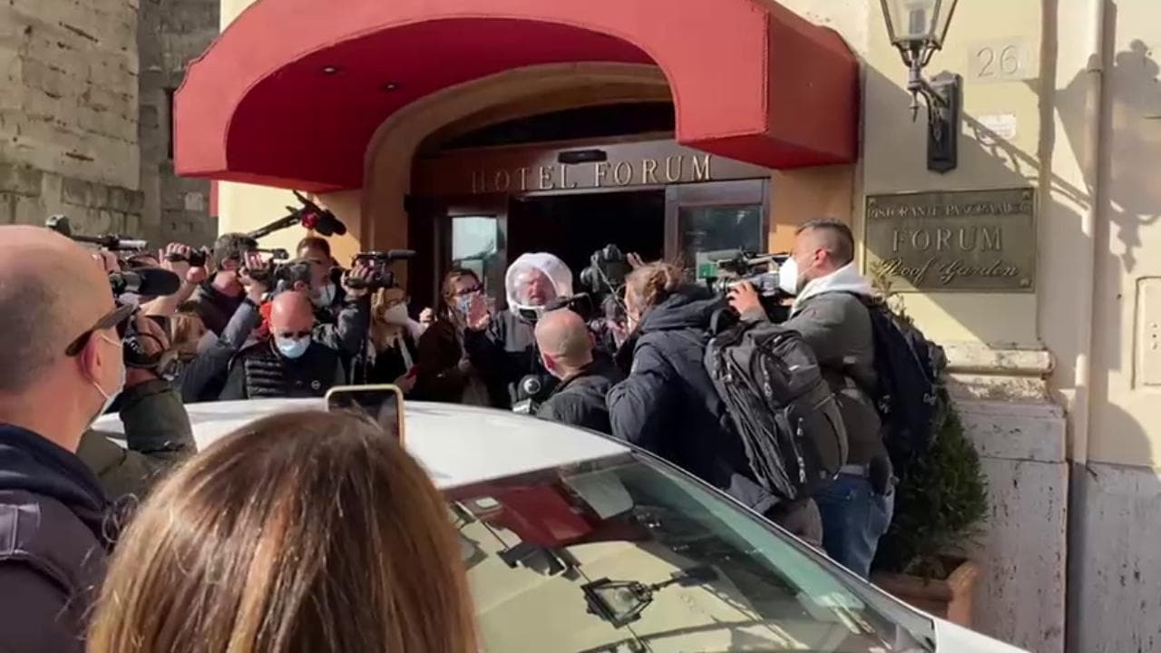 M5S, Grillo a Roma per il "conclave" del Movimento. Esce dall'hotel con il casco da astronauta