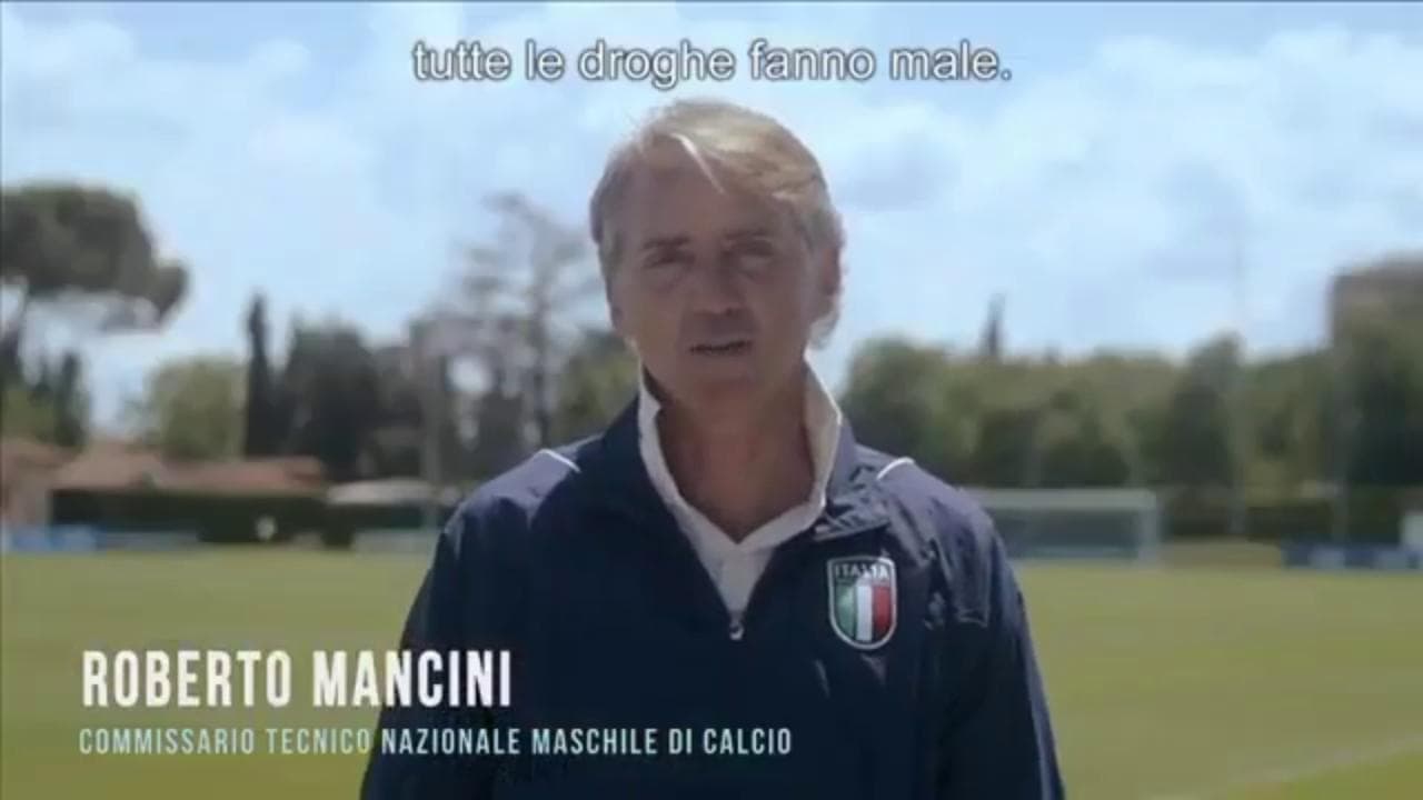 L'attesa campagna anti droghe con il Ct Mancini è un flop social. Sotto accusa la frase "Fallo girare"