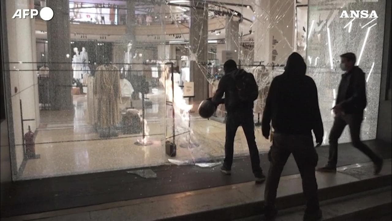 Barcellona, guerriglia dopo l'arresto del rapper Hasel: i fan incendiano negozi e mezzi di polizia
