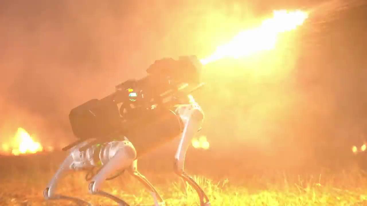 L'ultima arma "made in Usa", un cane robot autonomo in grado di sparare fiamme lunghe 9 metri