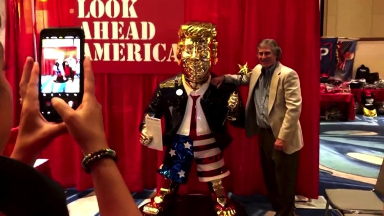 Orlando, alla kermesse conservatrice aspettano Trump: lo accolgono con una statua d'oro