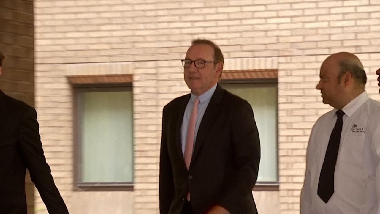 Kevin Spacey lascia il tribunale di Londra: iniziato il processo in cui è imputato di reati sessuali