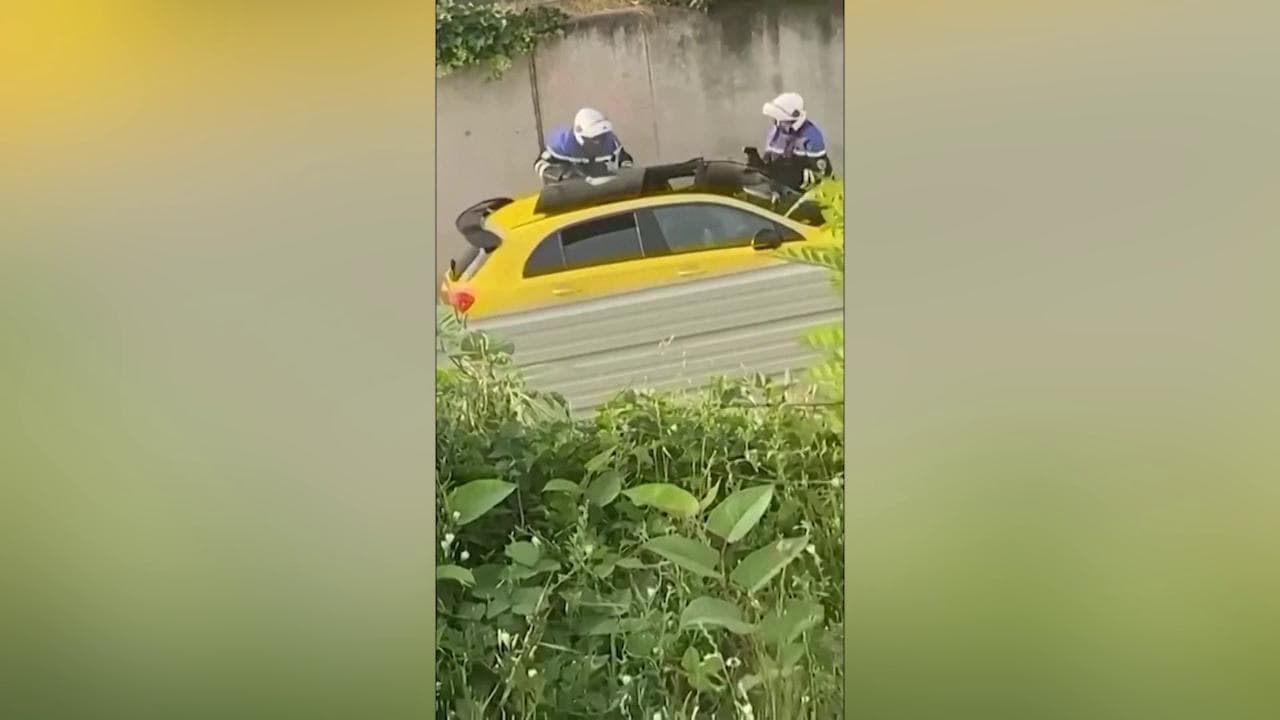 Francia, poliziotto spara e uccide 17enne in auto a Nanterre: la scena ripresa da un passante