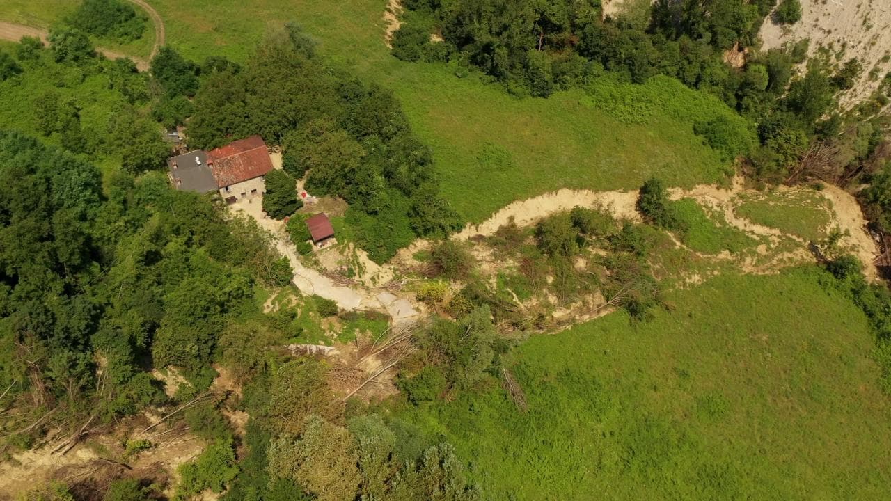 Alluvione in Romagna, il paese isolato da 40 giorni a causa di decine di frane: le immagini dal drone