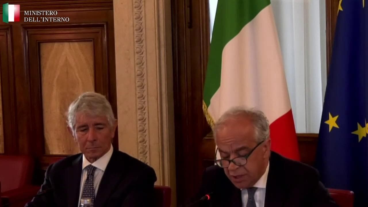 Piantedosi: "Partite subito interrotte per i cori antisemiti. Vietata maglia numero 88"
