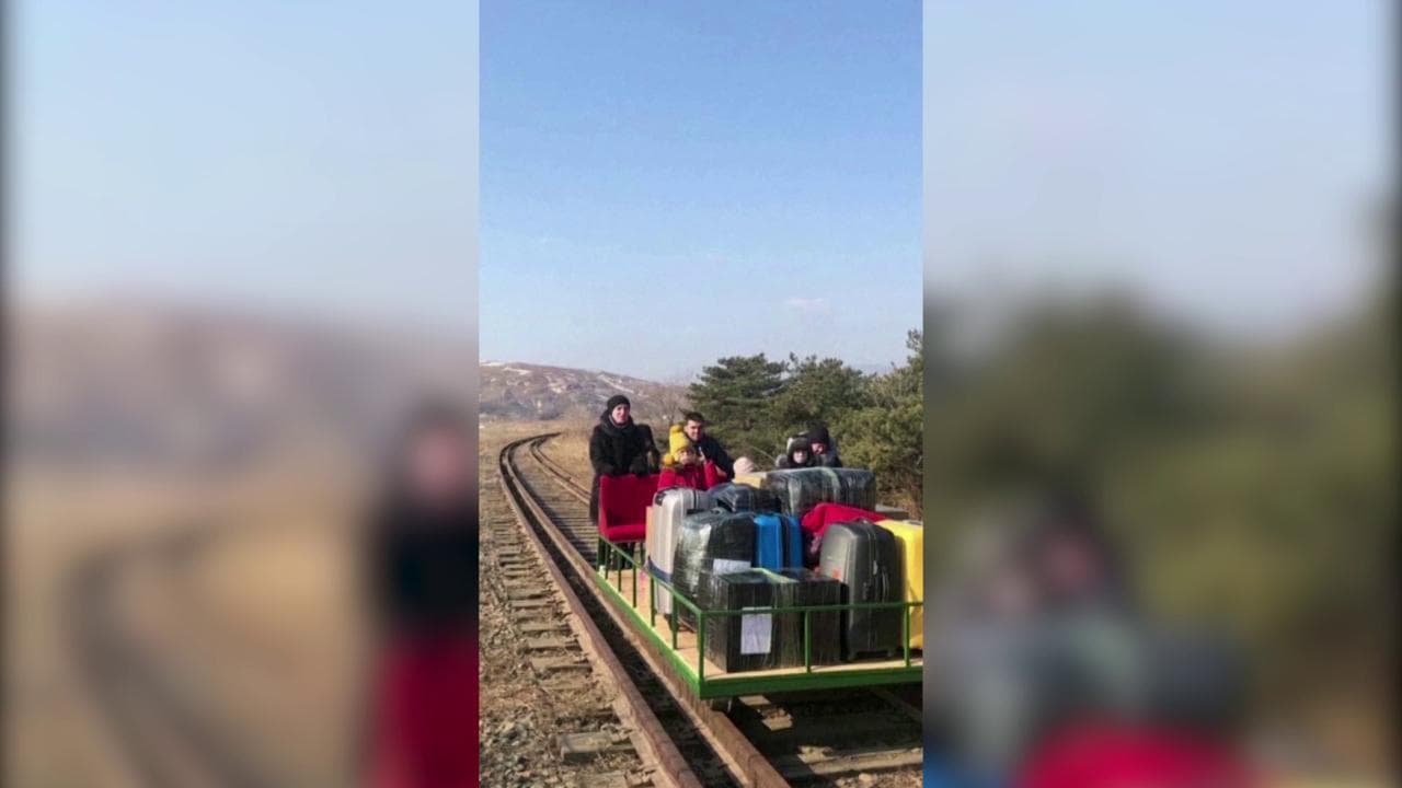 Corea del Nord, i diplomatici russi attraversano il confine su un carrello ferroviario spinto a mano