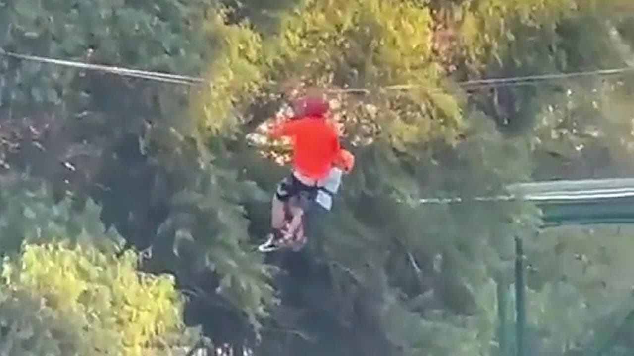 Padre e figlio viaggiano su una teleferica: il bimbo cade per 12 metri ma è miracolosamente salvo