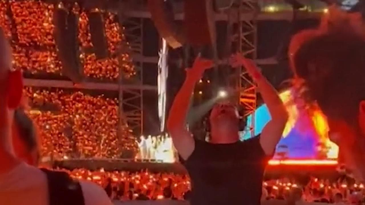 I Coldplay a San Siro "tradotti" nella lingua dei segni: il video emozionante che svela molti segreti