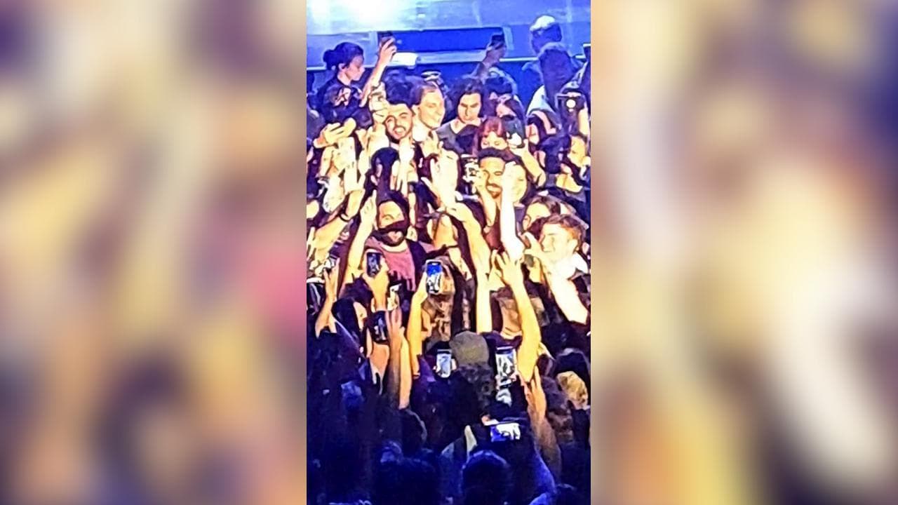 Il cantante dei The Lumineers canta "Ophelia" in mezzo al pubblico a Roma