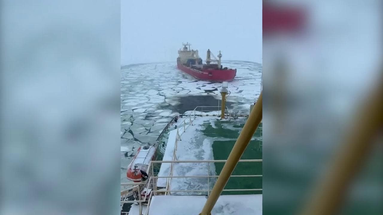 Svezia, la nave resta intrappolata nel ghiaccio: ecco come viene salvata