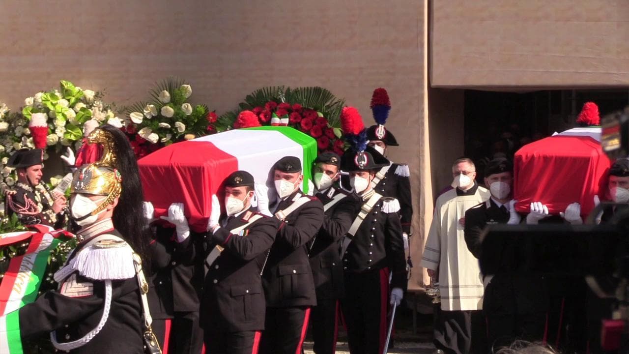 Funerali di Stato a Roma, i feretri di Attanasio e Iacovacci lasciano la basilica tra gli applausi