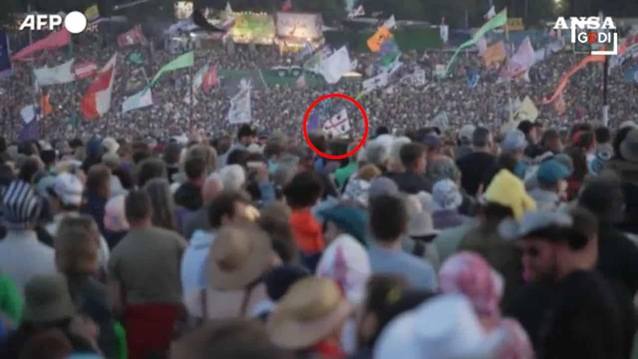 A Glastonbury  l'ultimo concerto di Elton John: tra la folla sventola la bandiera dei quattro mori