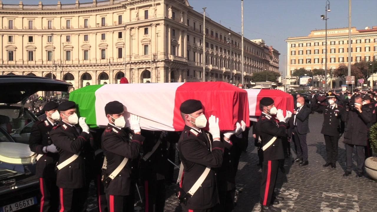 Funerali di Stato per Attanasio e Iacovacci: l'arrivo dei feretri sulle note della marcia funebre
