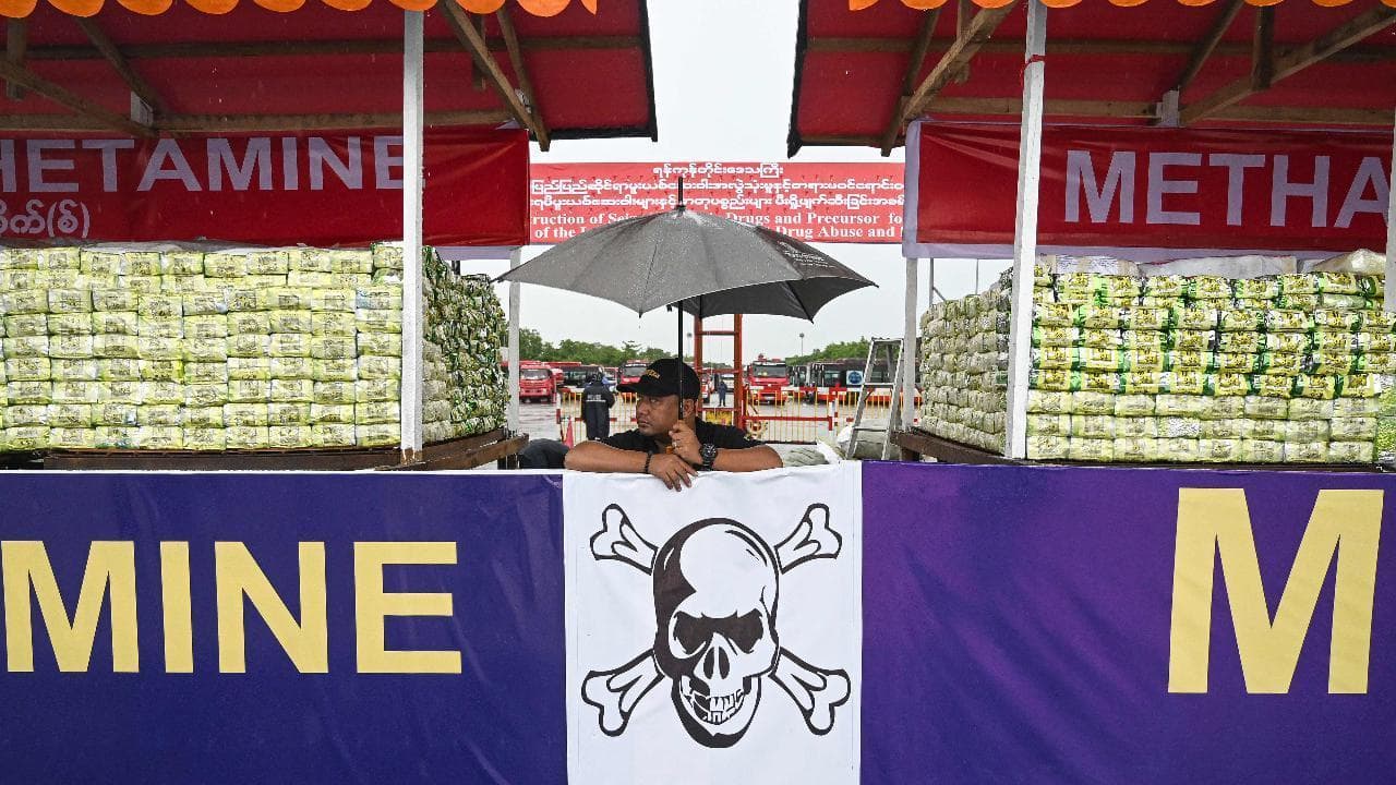 Eroina, cannabis, oppio: in Myanmar con un mega falò bruciano droga per mezzo miliardo di euro