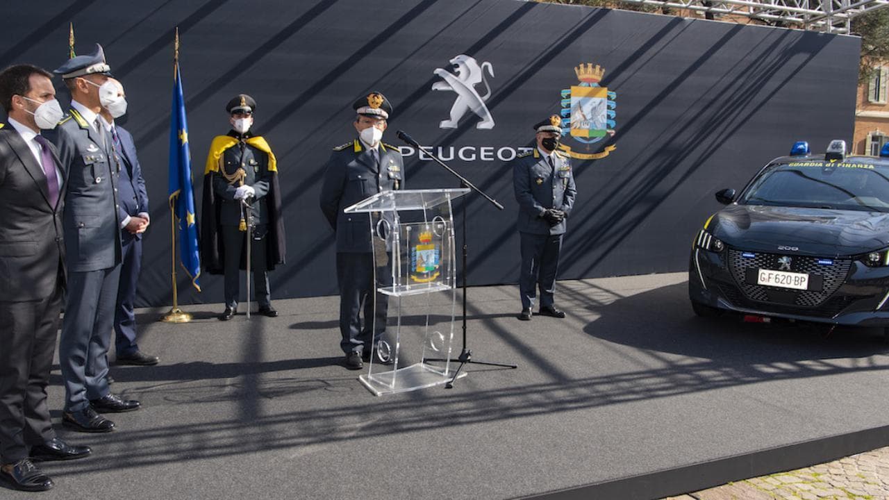La guardia di finanza? Viaggia elettrico con la Peugeot e-208