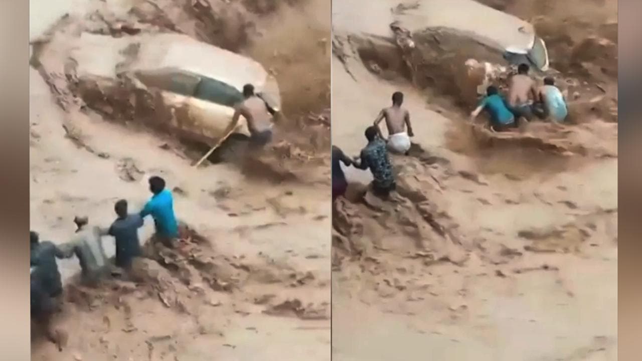 India, parcheggia l'auto sulla riva del fiume: una piena improvvisa la trascina via