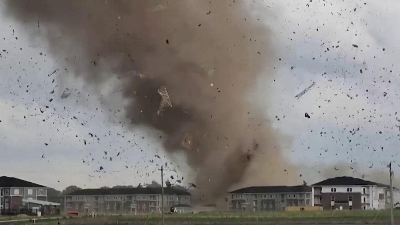 Filmato in diretta un tornado che inghiotte le case distruggendole: il video devastante dall'Indiana
