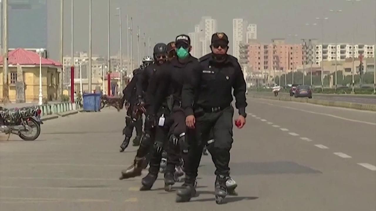 Pakistan, arrivano i poliziotti sui rollerblade: "Così controlleremo la criminalità di strada"