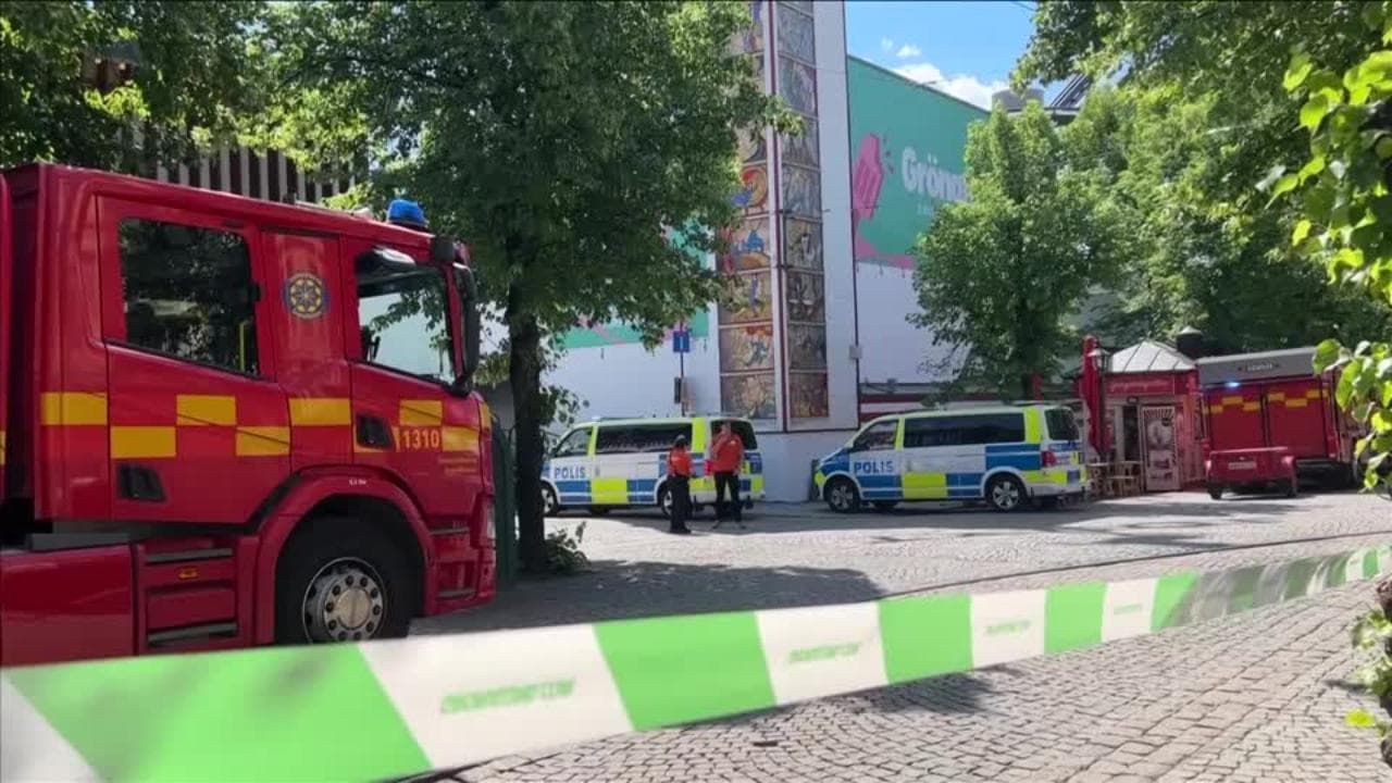 Incidente sulle montagne russe a Stoccolma, un morto: le squadre di soccorso nel luogo della tragedia