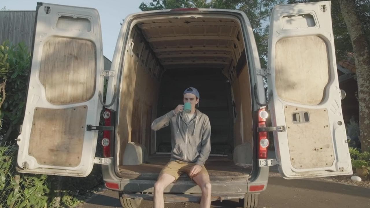 Da vecchio van a camper confortevole in 60 giorni: la trasformazione in timelapse