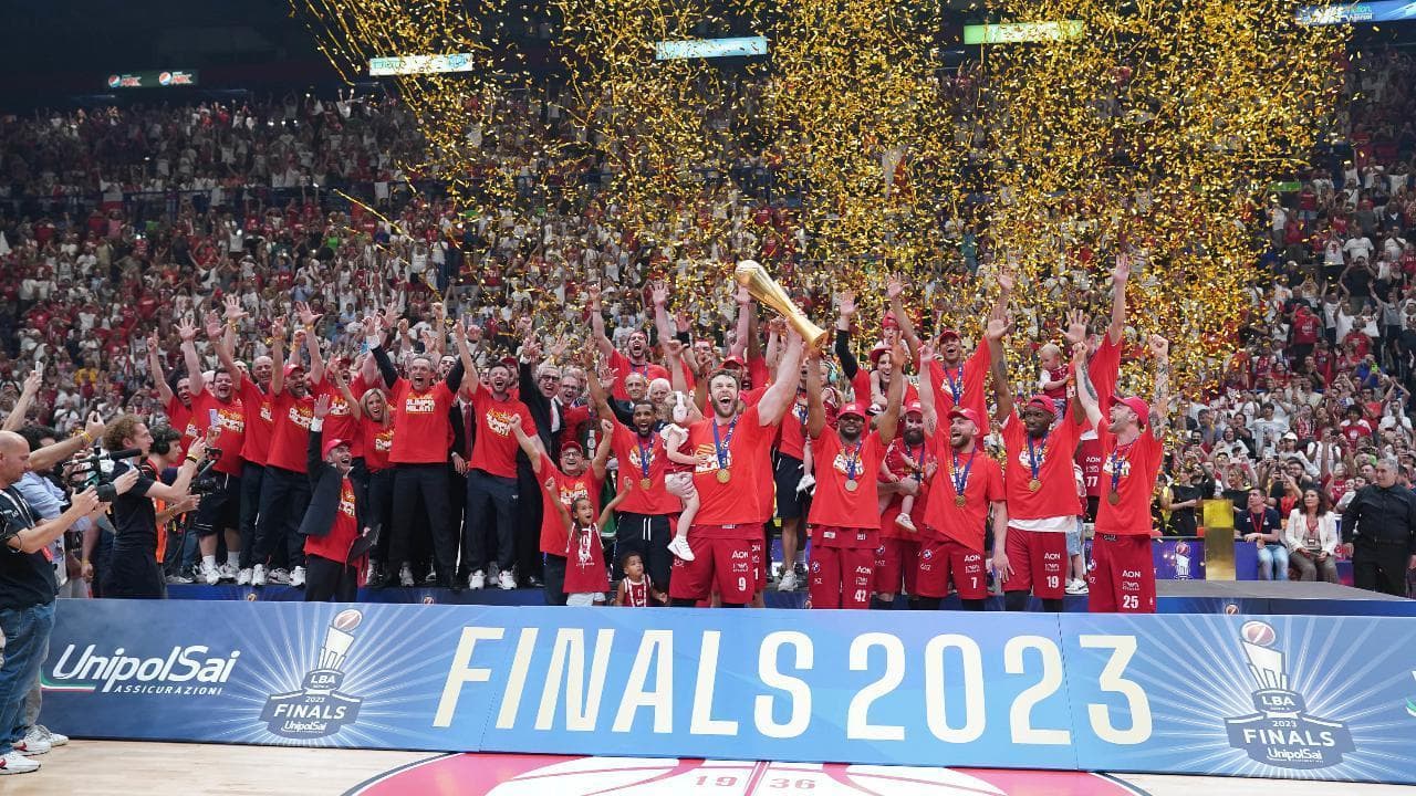 Basket, Milano campione d'Italia. Dopo la vittoria su Bologna, la festa sul parquet del Forum