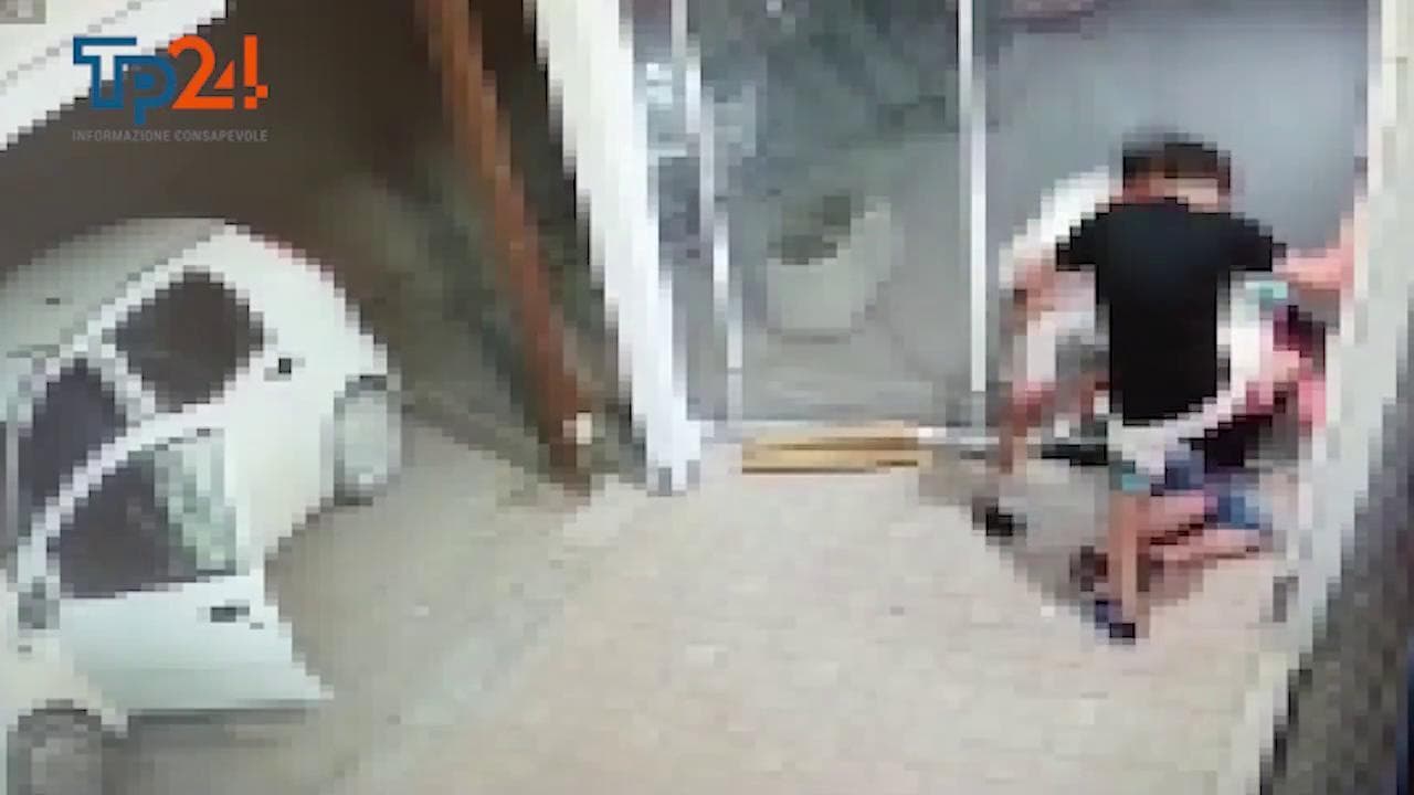 Aggressione a Marsala: due ragazzi picchiano violentemente un uomo