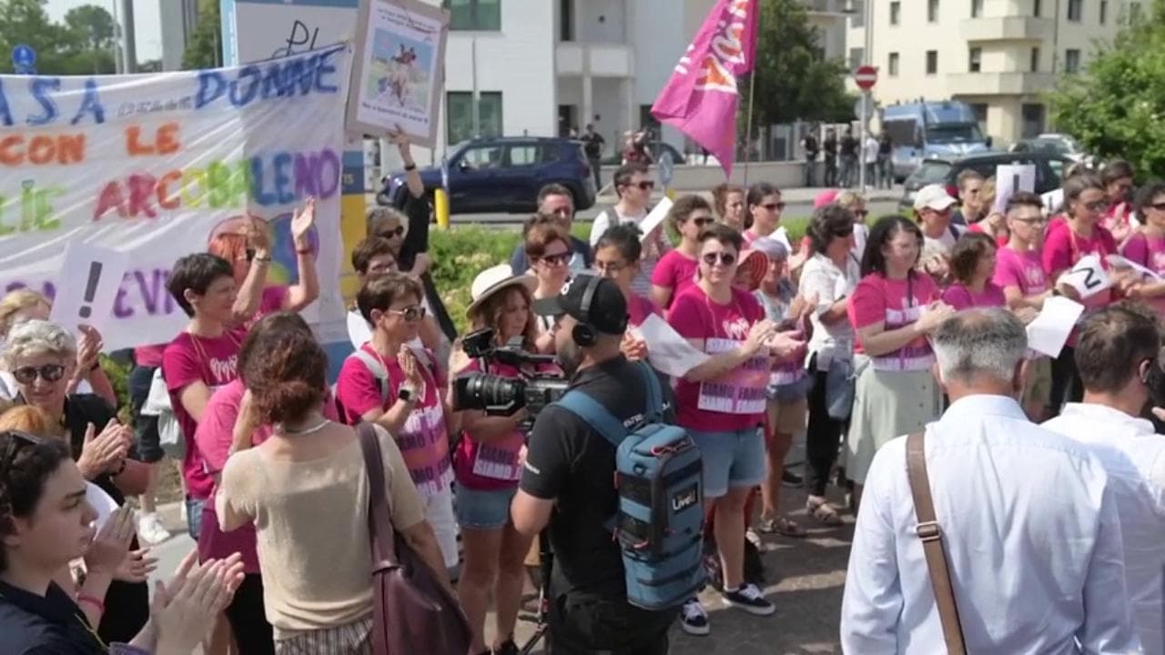 Padova, presidio delle famiglie arcobaleno davanti al tribunale