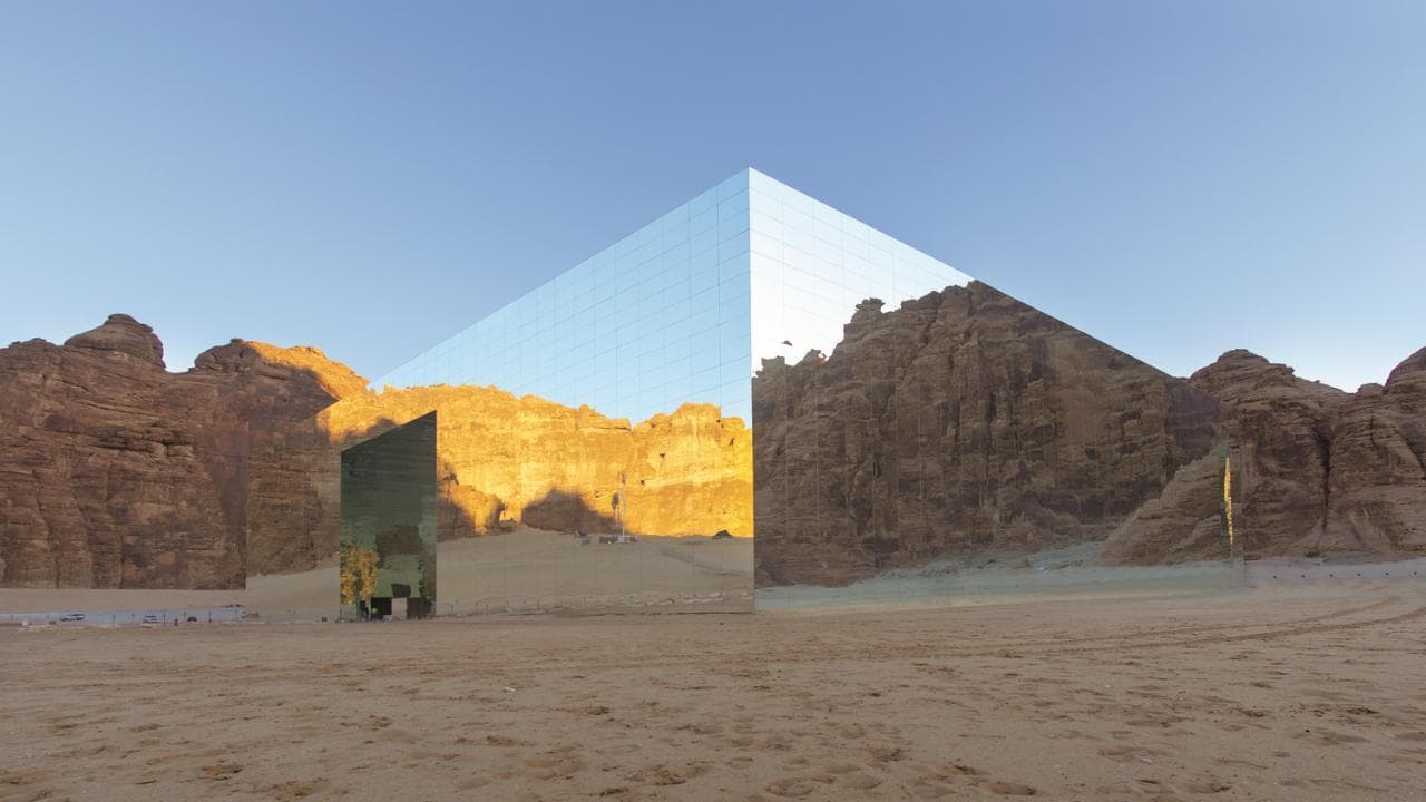 Come un miraggio nel deserto, ecco Maraya: l'edificio che "sparisce" tra la sabbia made in Italy