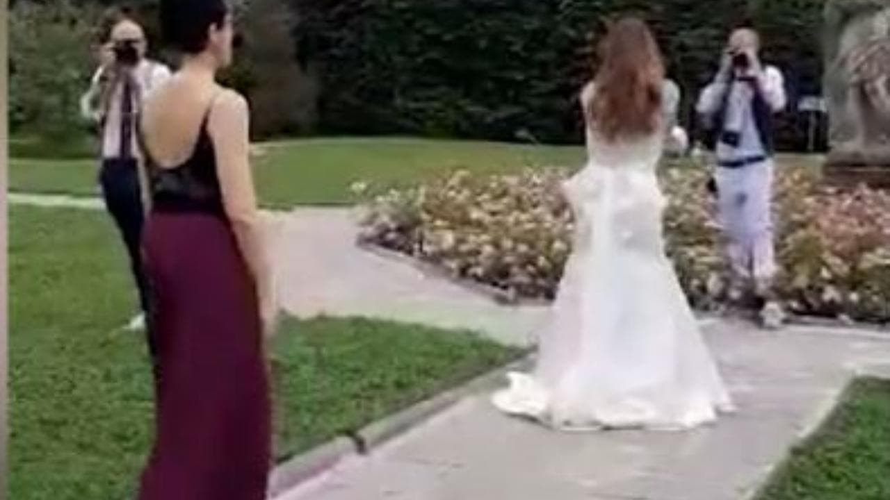 A Varese il lancio del bouquet porta immediata "fortuna" alla donna che lo raccoglie