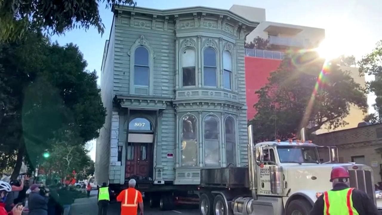 San Francisco, si trasferisce in fondo alla strada: trasloca con la casa intera