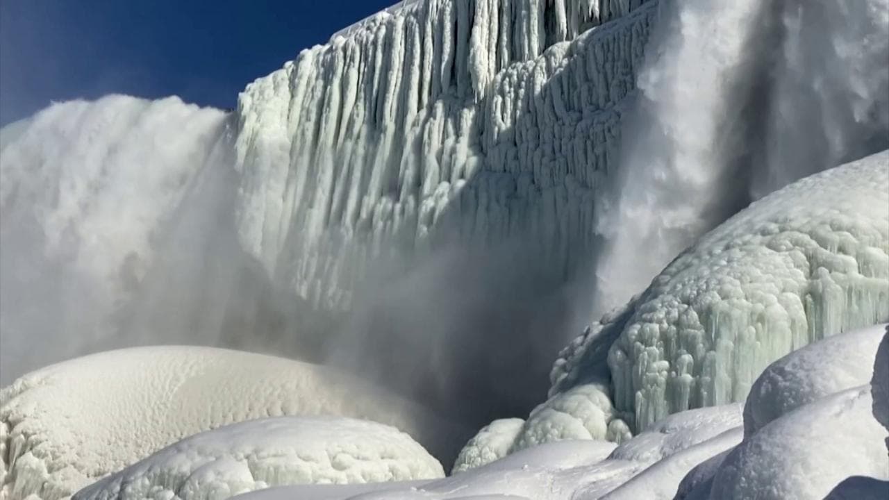Usa, le temperature sono sottozero: le cascate del Niagara si ghiacciano parzialmente