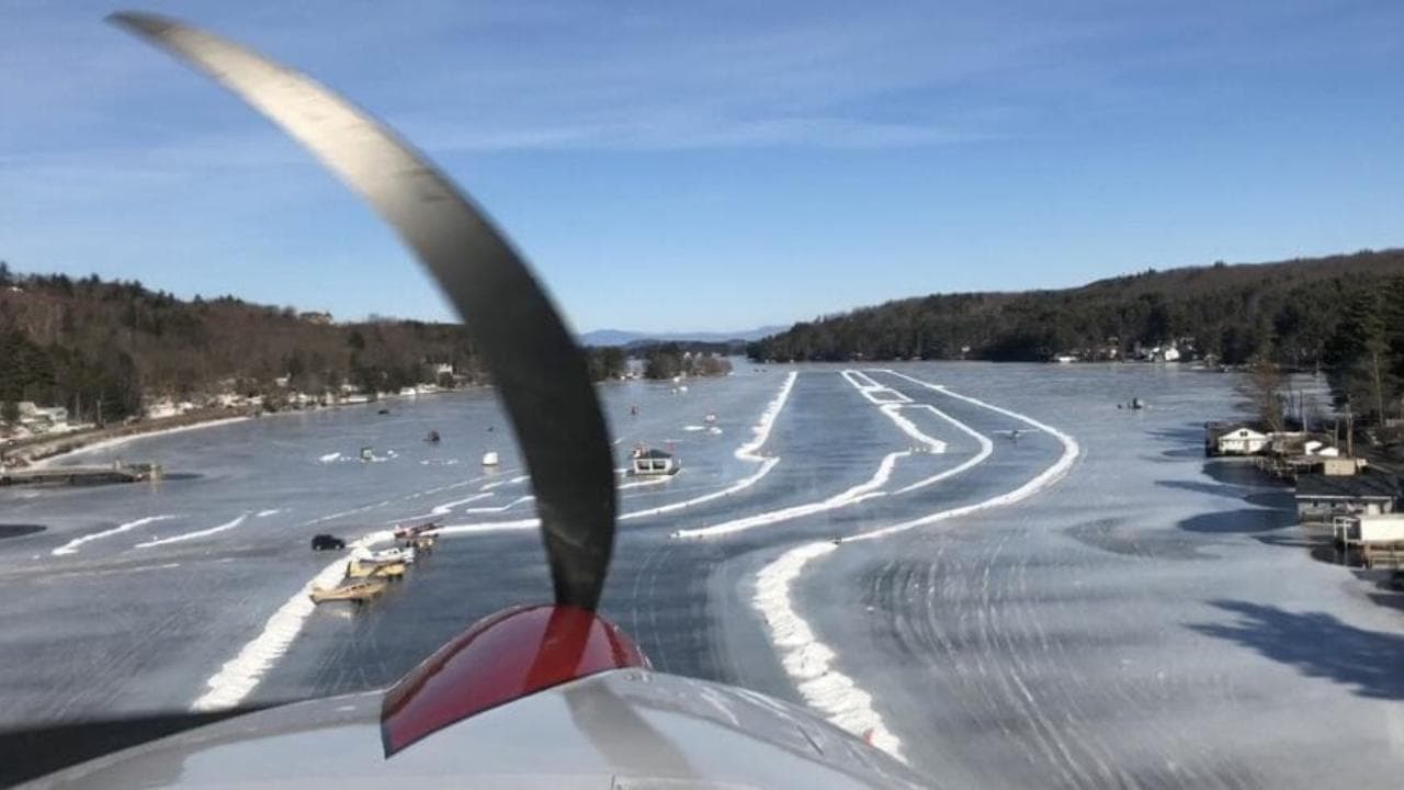 Usa, il lago ghiacciato diventa un aeroporto: la pista temporanea per gli aerei