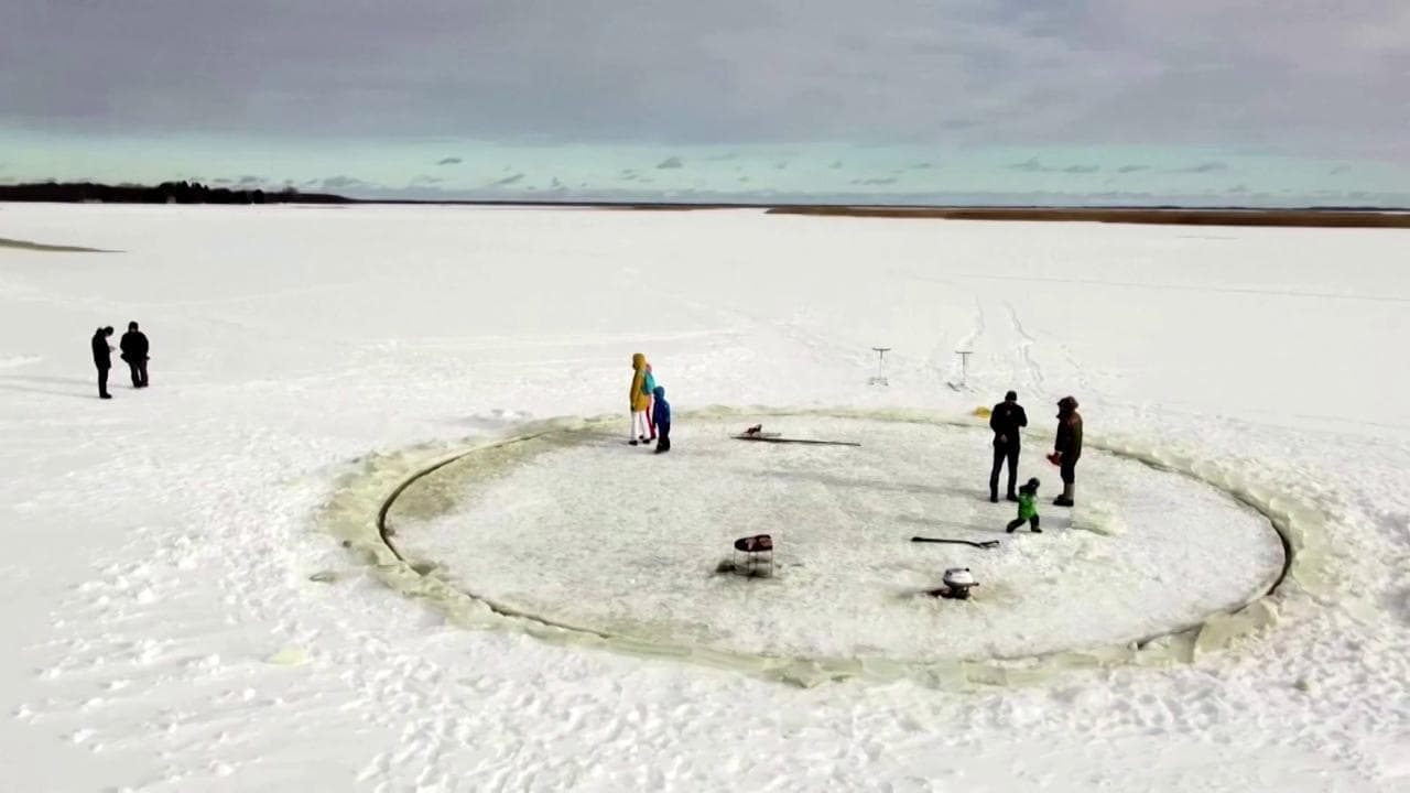 Estonia, un nonno crea una giostra rotante di ghiaccio: magia per i nipotini