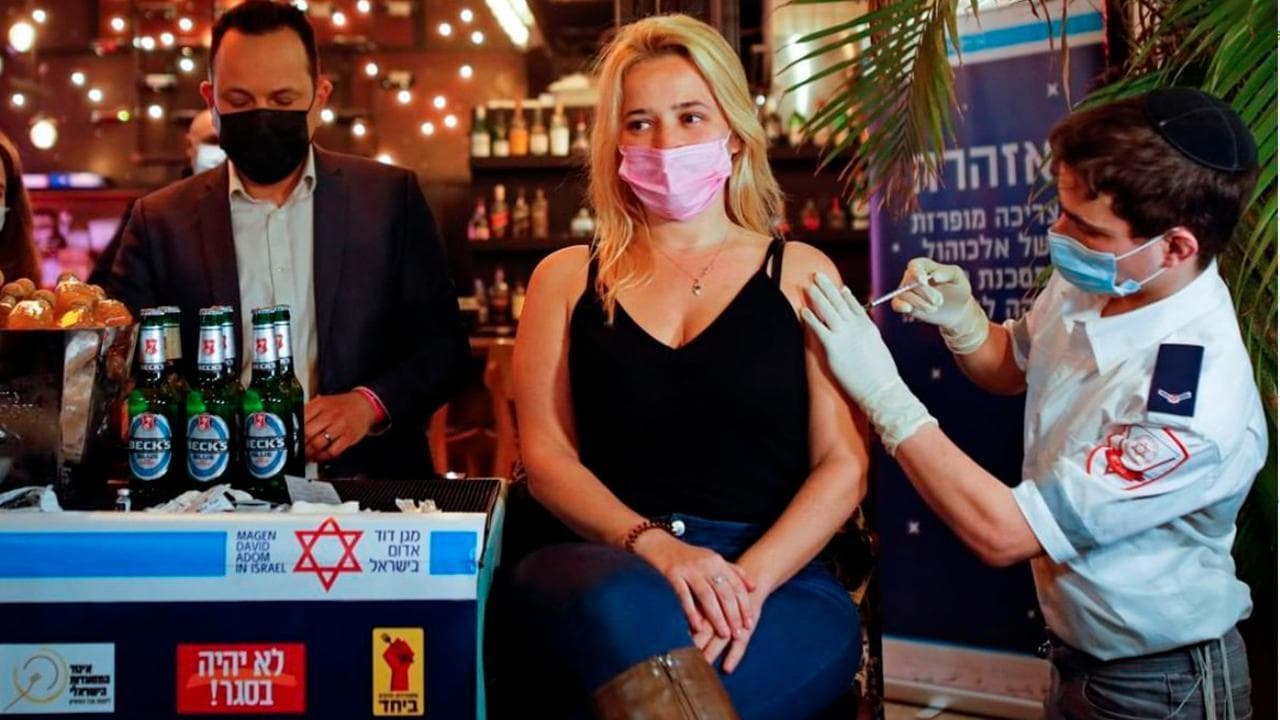 Drink gratis se ti vaccini, l'iniziativa anti Covid di Tel Aviv