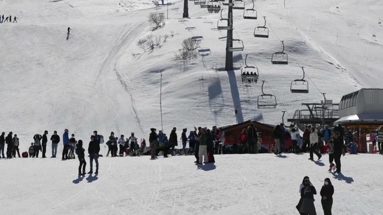 Stop allo sci, piste gremite nonostante i divieti a Campo Felice