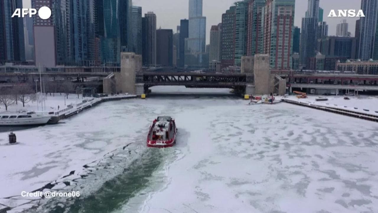 Chicago innevata vista dal drone: la scia lasciata dal battello tra i grattacieli