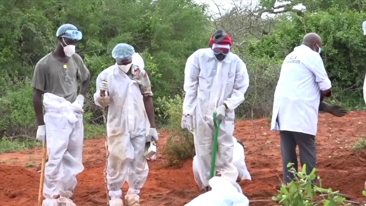 Kenya, trovati 284 corpi in una fossa comune: forse una setta li costringeva a morire di fame