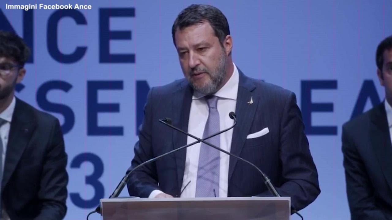 Codice della strada, Salvini: "Sanzioni pesanti per chi sbaglia, revoca patente a vita per chi uccide"